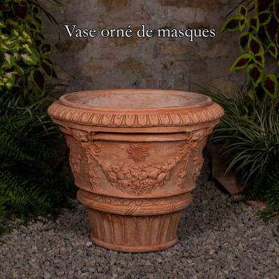Vase Orne De Masques1