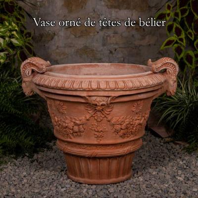 Vase Orne De Tetes De Belier En Terre Cuite1