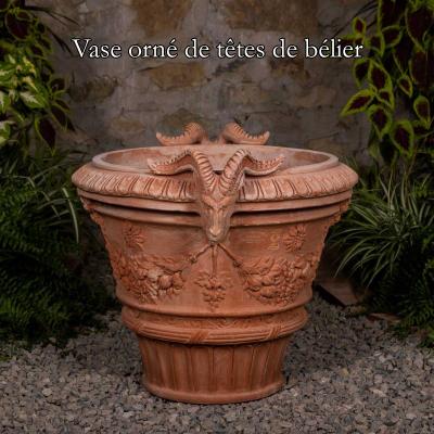 Vase Orne De Tetes De Belier En Terre Cuite2