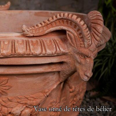 Vase Orne De Tetes De Belier En Terre Cuite3